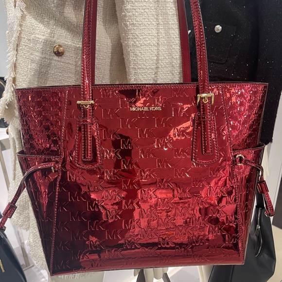 MICHAEL KORS Voyager Large Metallic Logo Debossed EW Shoulder Tote
Cherry
NWT - Picture 12 of 16